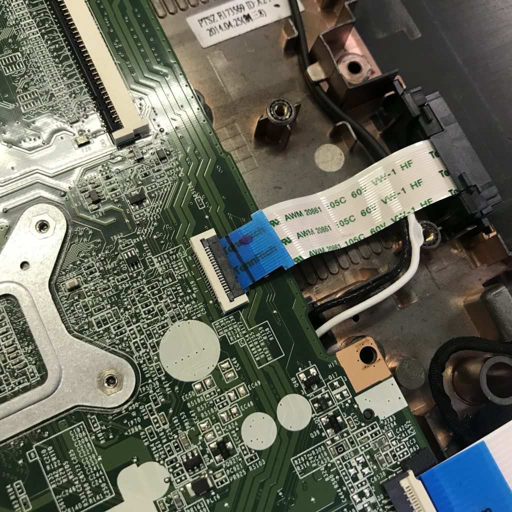 NEC・Lavie ノートパソコンの光学ドライブのケーブル抜けによる起動不良の修理事例（豊田市）