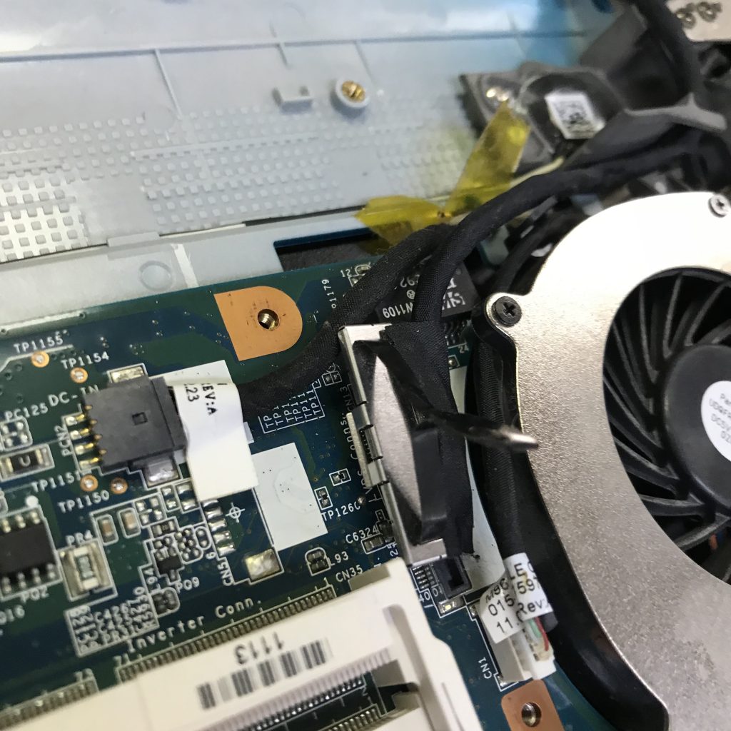 SONY・VAIOのLCDケーブルの抜けにより液晶が映らなくなったノートパソコンの修理事例（岡崎市）
