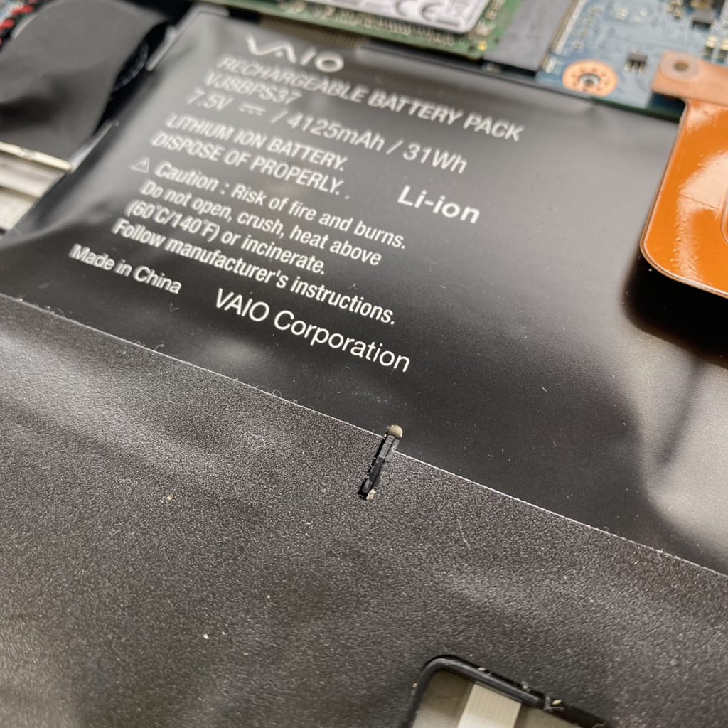 SONY・VAIO ノートパソコンのバッテリー膨張によるバッテリーの交換修理事例（岡崎市）