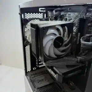 クリーニング前の埃が蓄積したパソコン内部の様子