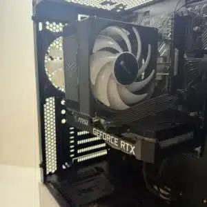 フルクリーニングによって埃が除去されたパソコン内部