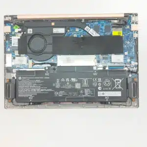 底面カバーを外し内部のSSDにアクセスする修理作業手順2