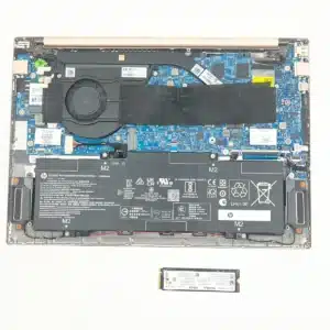故障しているSSDをパソコンから取り外す修理作業手順3