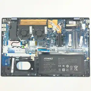 パソコン修理の工程4：互換性のある新しい新品バッテリーをパソコン本体へ取り付ける様子