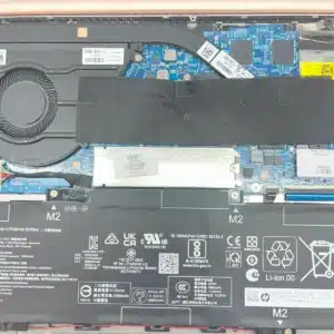 新しいSSDをパソコン本体へ取り付ける修理作業手順4