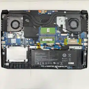 底面パネルを取り外したノートパソコン内部のCPUファン配置