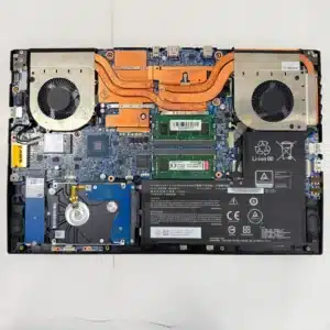 ノートパソコン底面パネルを取り外した内部基板の様子