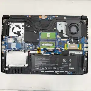 異音の原因となっていたCPUファンを取り外した様子