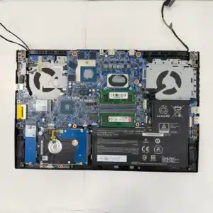 CPUファンと液晶配線を取り外した状態