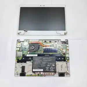 ノートパソコンの底面パネルを取り外した内部の様子