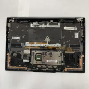 基板とバッテリーの取り外し作業を行う修理工程(3)