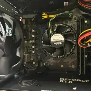 パーツを取り外して清掃している様子