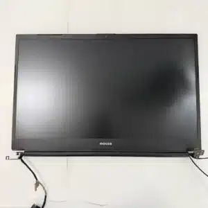 組み立てを完了したノートパソコン