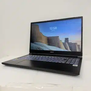 液晶交換が完了し正常に表示されたノートパソコン