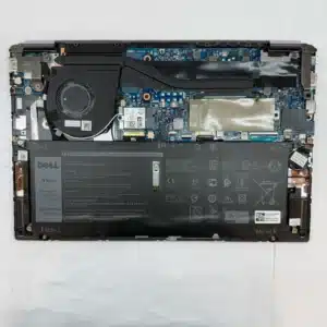 本体から消耗したバッテリーを取り外す修理工程(2)