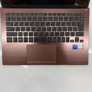 パソコン修理手順2:キーボード側を取り外して内部基板へアクセスする構造
