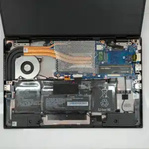 パソコン修理手順3:キーボードを取り外して故障したSSDへアクセス