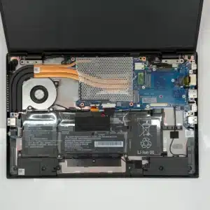 パソコン修理手順4:故障したSSDの取り外しが完了した状態