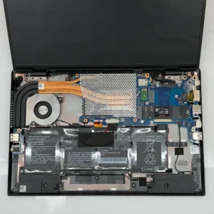 パソコン修理手順5:お客様ご希望の新品SSDの取り付け