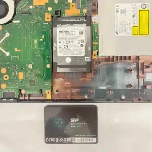 パソコン修理手順2:液晶画面やキーボードを外し内蔵HDDへアクセスする様子