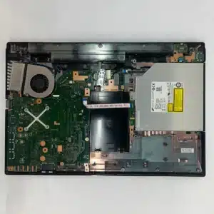 パソコン修理手順2：液晶画面やキーボードを外し内蔵HDDへアクセスする様子
