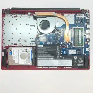 キーボードへアクセスするために内部パーツを取り外す作業工程