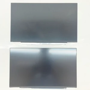 取り外した古い液晶パネルと新しい液晶パネル