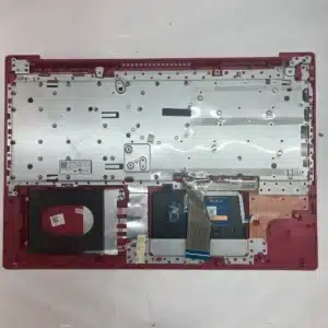 新しいキーボードを装着しリベット固定する作業工程